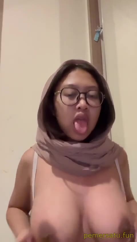 Seksi Jilbab Toket Gede Bibir
