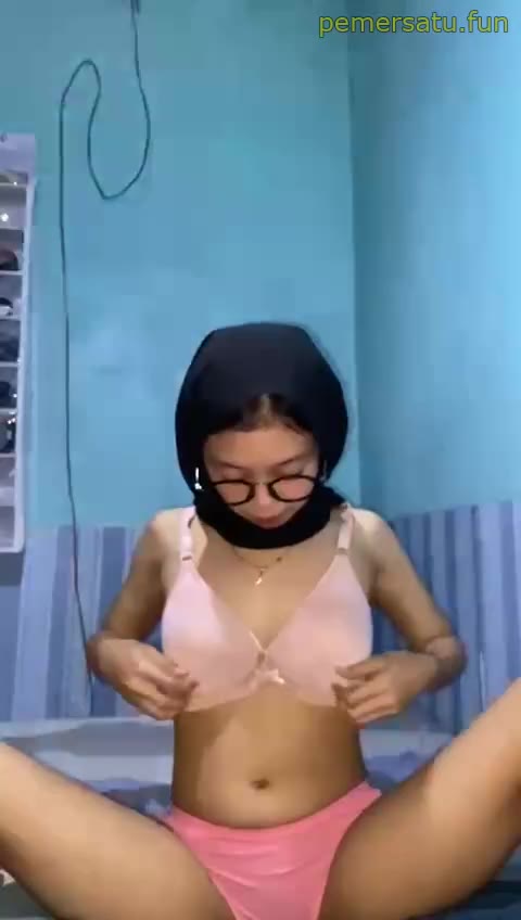 P18 Shena Hijab 18yo Kacamata Kurus Kena Kontol Gede