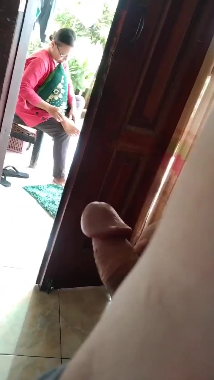 Thumbnail untuk Eksibisionis Liatin Kontol Ke Mbak Baju Merah Di 1