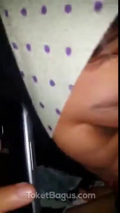 Thumbnail untuk Jilbab Nyepong Sambil Telpon Vk memek dood tele