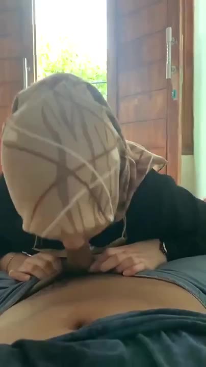 Cewek Jilbab Istri Orang Suka Banget Ngisep Kontol Aku