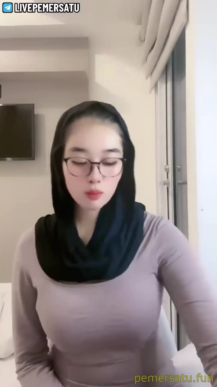 P1 Laura Hijab Tobrut Kacamata Binal