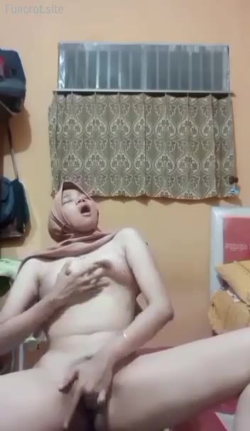 Thumbnail untuk Hijab Sange Colok Meki Di Kamar 1 Bokep