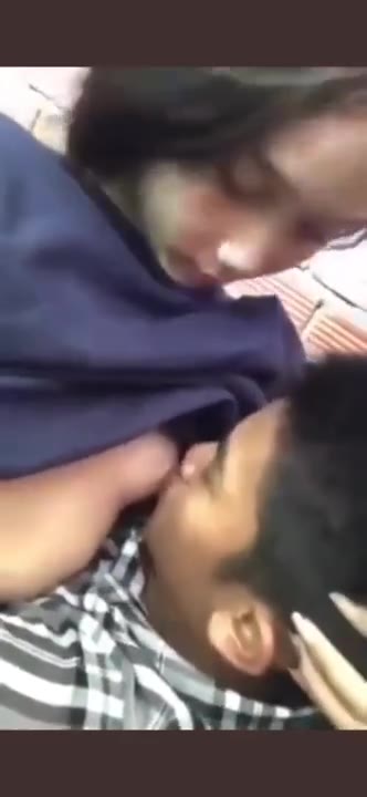 Rumah Ngasih Nenen Ke Pacar Sambil Sembunyi Di Pinggir