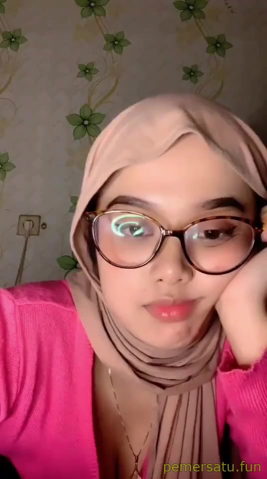 P1 Hijab Baju Pink Kacamata Spill Toket Mulus Putih