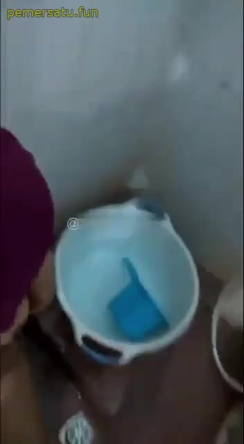 Jilbab Mengencingi Wajah