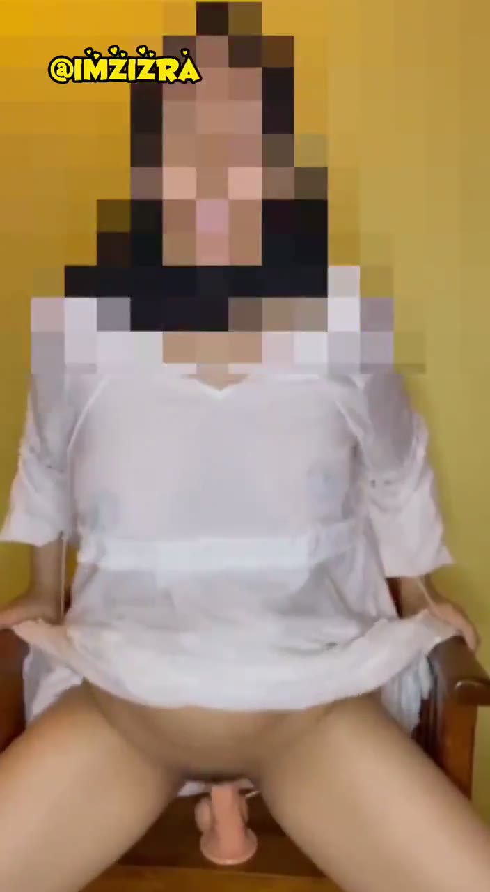 Thumbnail untuk Jilbab Hitam Colmek Di Kursi Dgn Mainan Simontok
