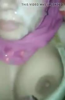 Thumbnail untuk Jilbab Pink Kacamata Di Crotin Muka Videos ngentot
