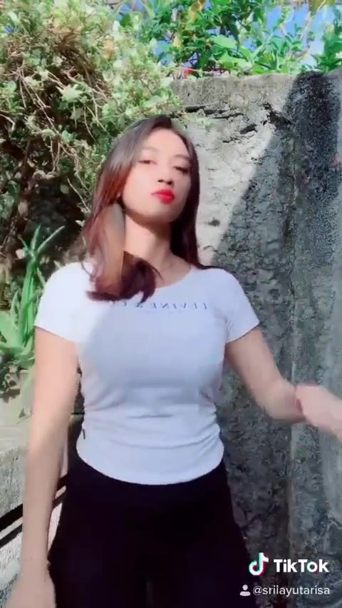 P16 SRI AYU TARISA GADIS BALI VIRAL PEMERSATU DOT FUN