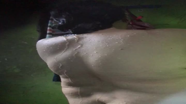 Renang Ngintip Kamar Mandi Kolam