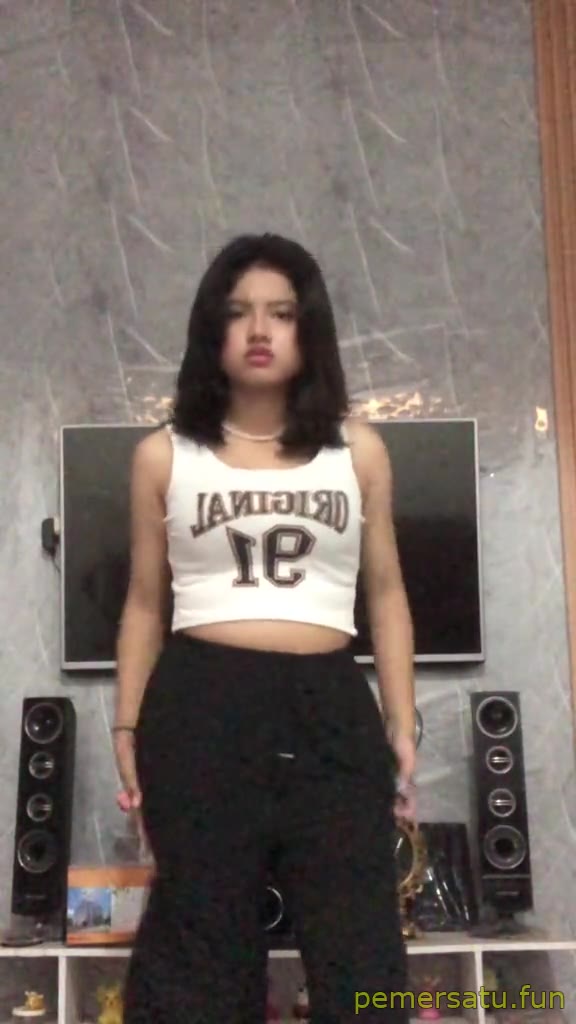 P16 Hijab Tiktoker Manis 18yo Abg Dientot Ditemani Kawan Threesome
