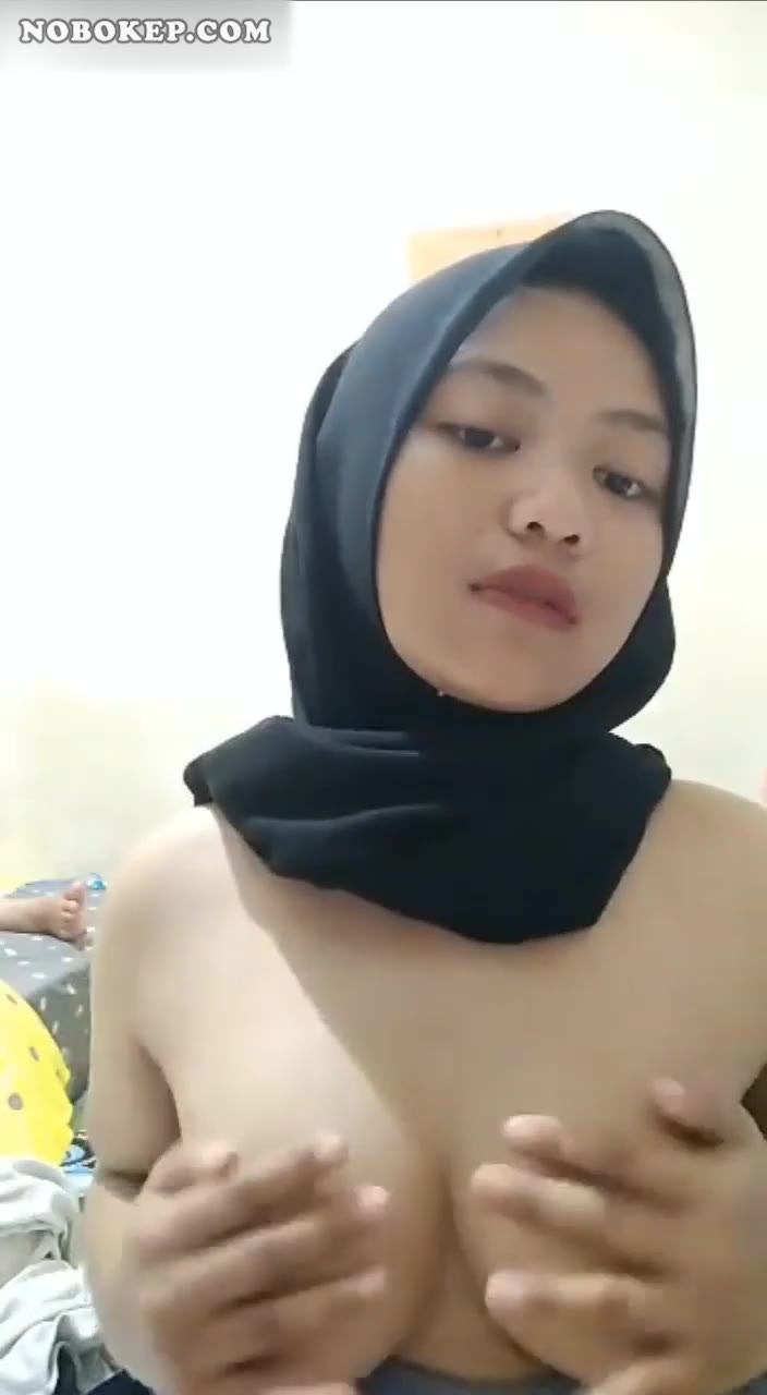 Thumbnail untuk Bokep Indo Hijab Amel Rekam Pap Buat Pacar