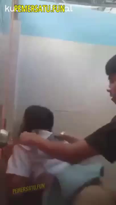 1 Entot Adik Kelas Di Wc Saat Sepi