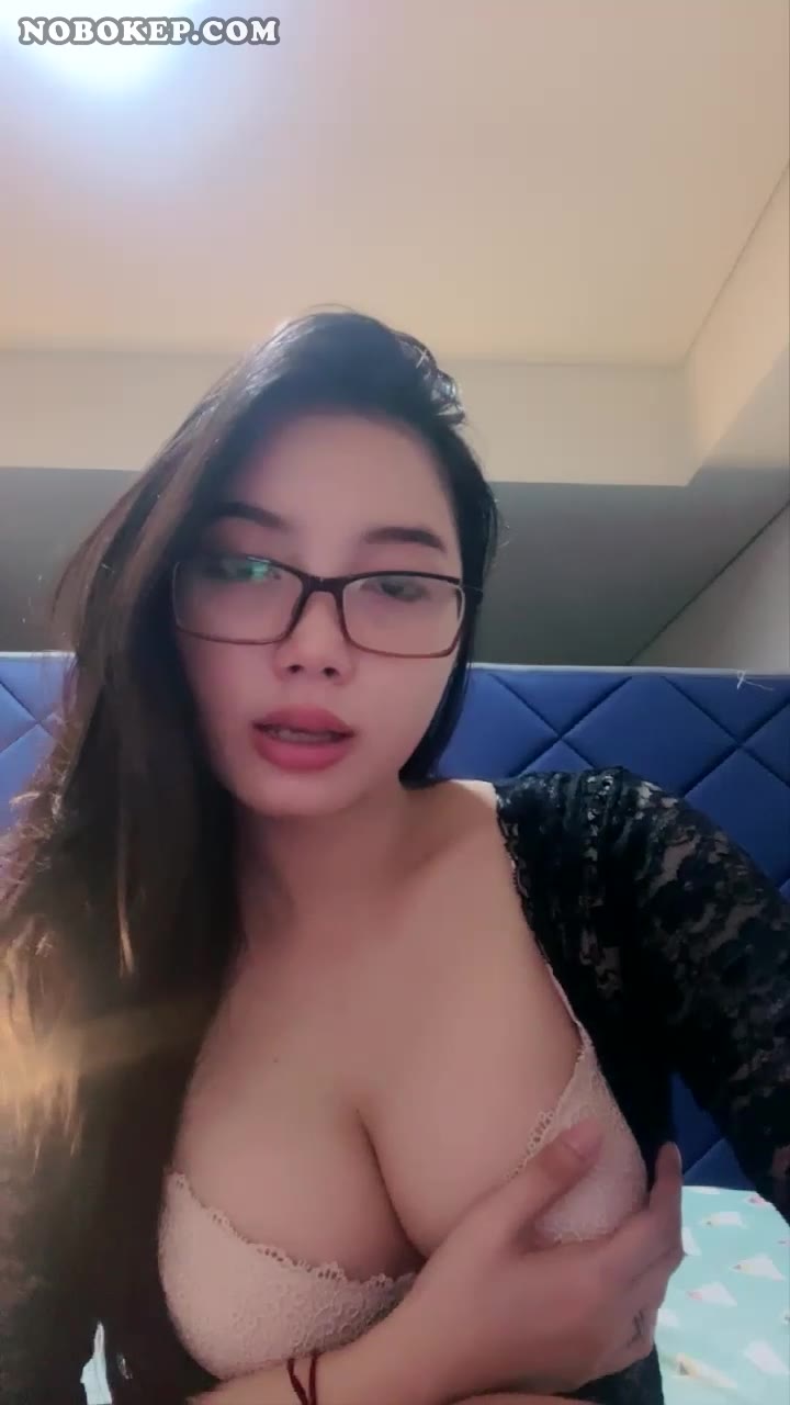 Thumbnail untuk Bokep Indo Live Show Lia Goyang Pantat Semok