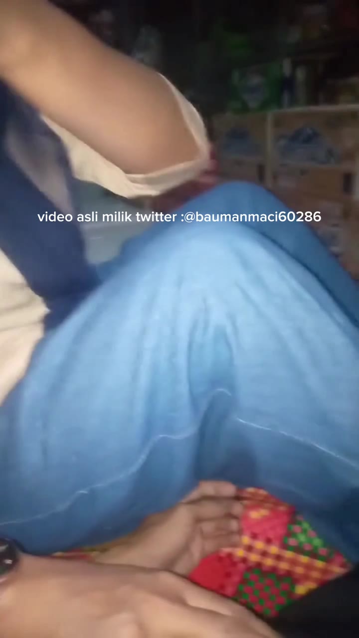 Warung Bos &amp; Karyawan Jilbab Di