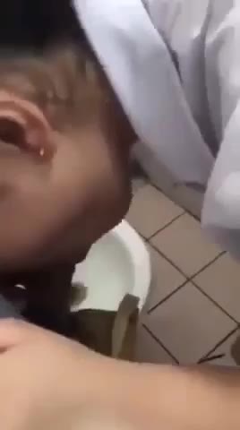 Istirahat Di Sepong Adik Kelas Di Wc Sekolah Pas Jam