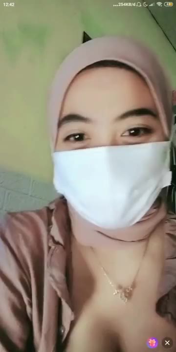 Thumbnail untuk Hijaber Rara Live Sambil Nenenin Bayi Nya 1