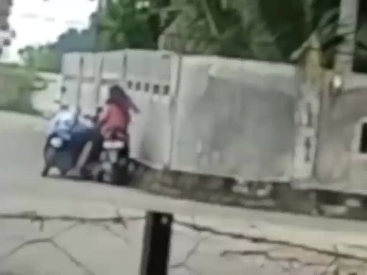 Jalan Rekam Jilbab Memadu Kasih Di Pinggir