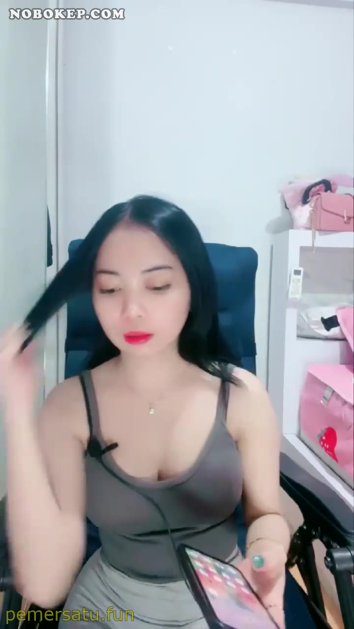 NOBOKEP Bokep Indo Wika WikWik Host Cantik Pamerin Uting -