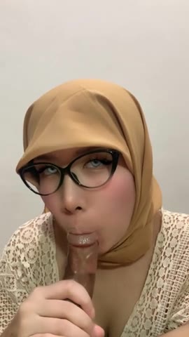 Cewek Jilbab Cantik Kacamata Jago Nyepong BJ Kontol