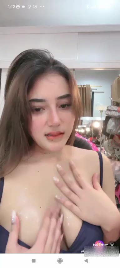 Thumbnail untuk Basahin Nenen Trus Diremes Lydia Danara video bebasindo