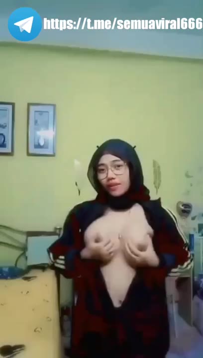 Thumbnail untuk Hijab Kacamata Toket Bulet Di Remes Demi Ayang
