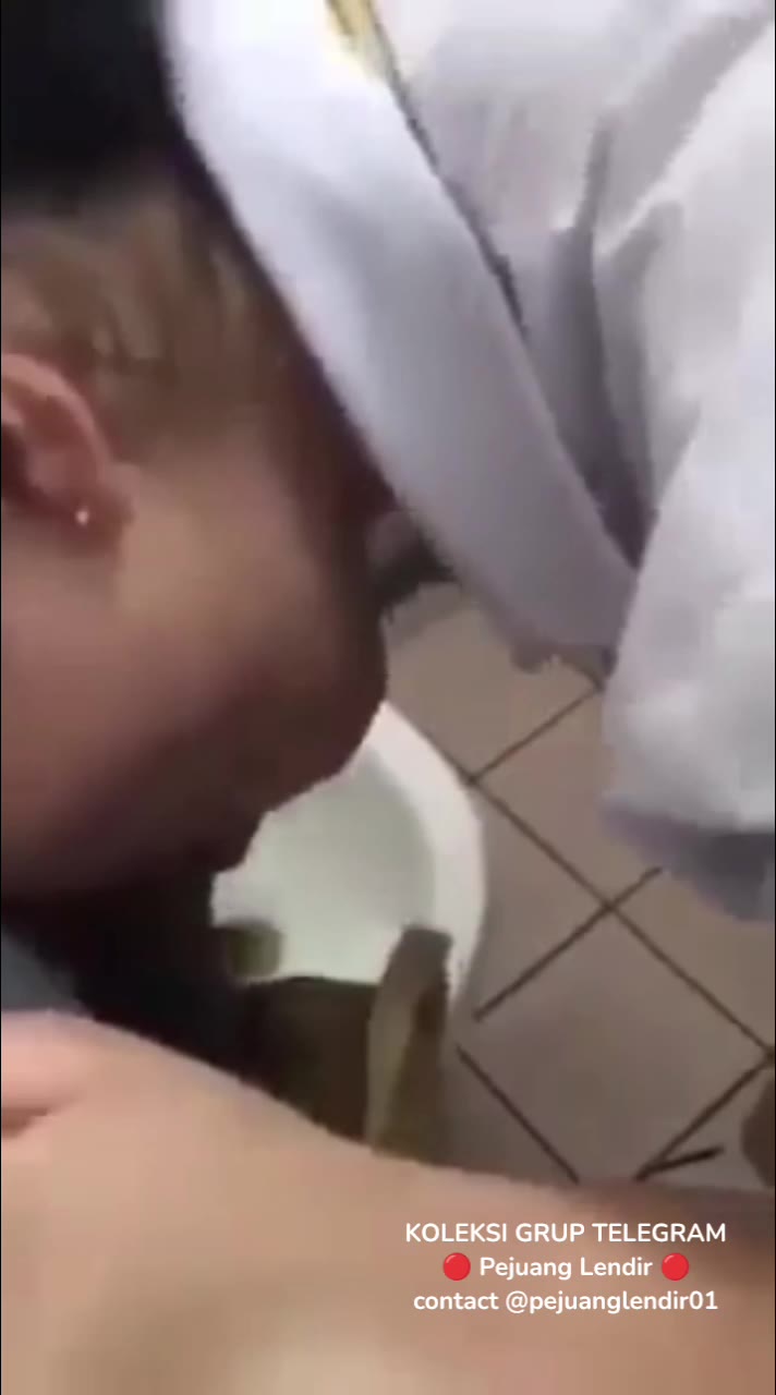 Istirahat Di Sepong Adik Kelas Di Wc Sekolah Pas Jam