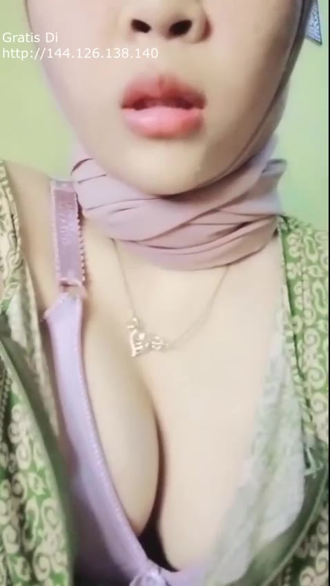 Thumbnail untuk Rara Pamer Susu Montok Hijab Sange Berat Pejuang