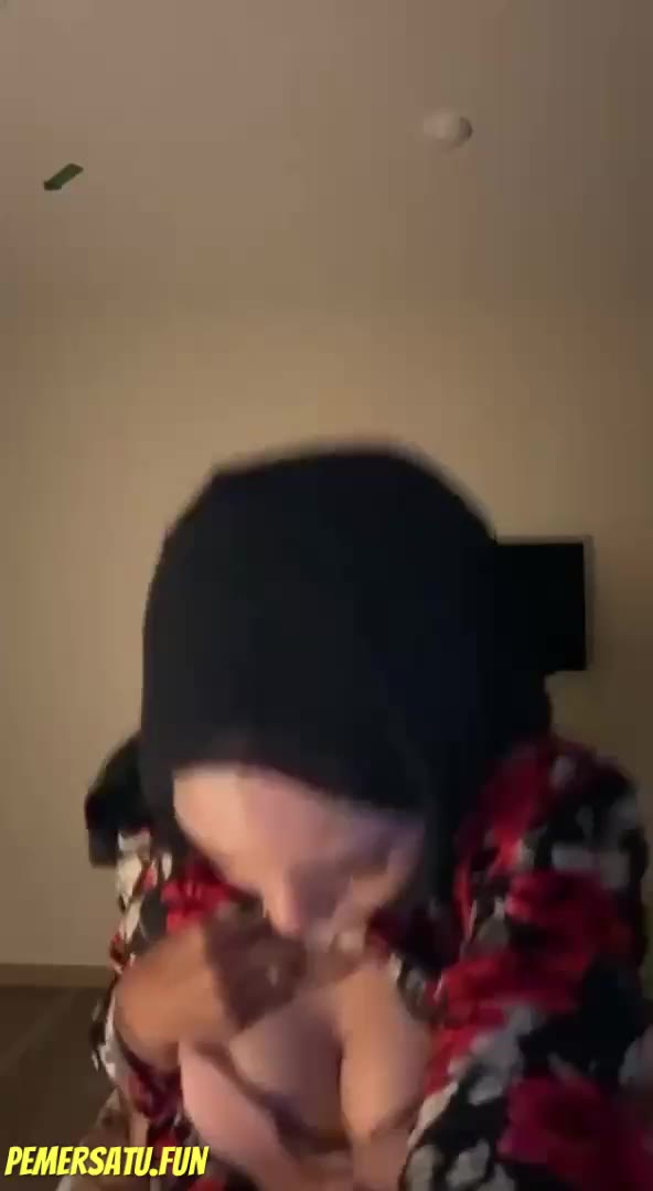 P1 Jilbab Hitam Tindik Di Hidung Batik Merah Sepong Part
