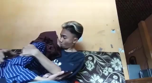 Jilbab SMP ciuman di Ruang Tamu