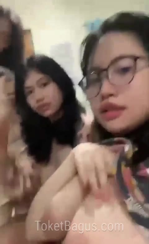 Thumbnail untuk 3 Sekawan Pengen Viral Pamer Toket indo Twitter
