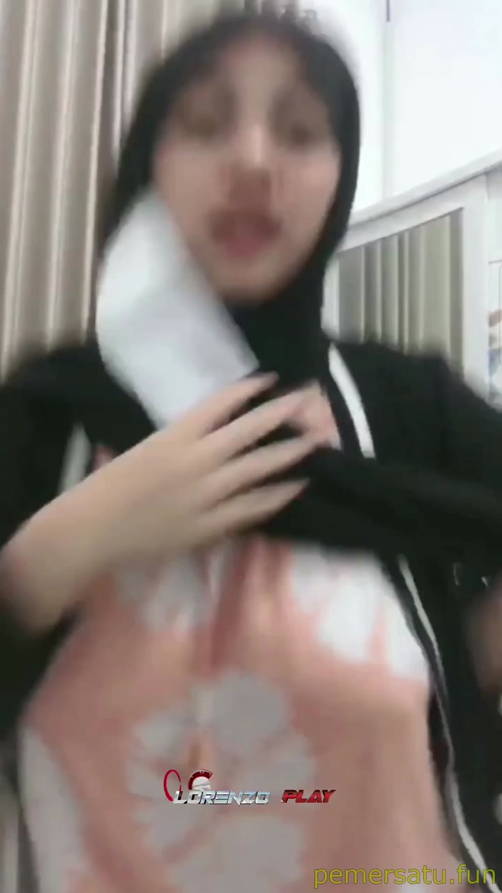 Tubuh Hijab Hitam Pamer Lekuk