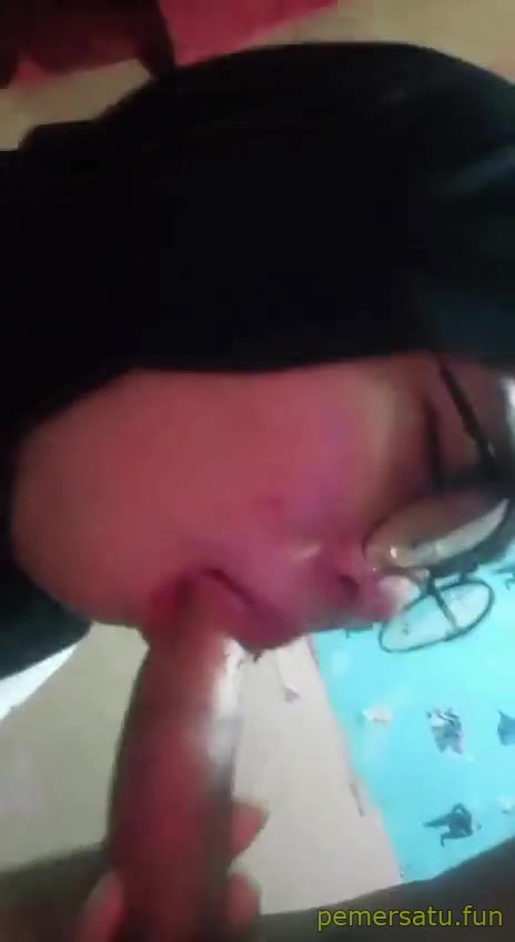 Thumbnail untuk Abg Hijab Kacamata Sepong Kontol Crot Banyak Ngentot
