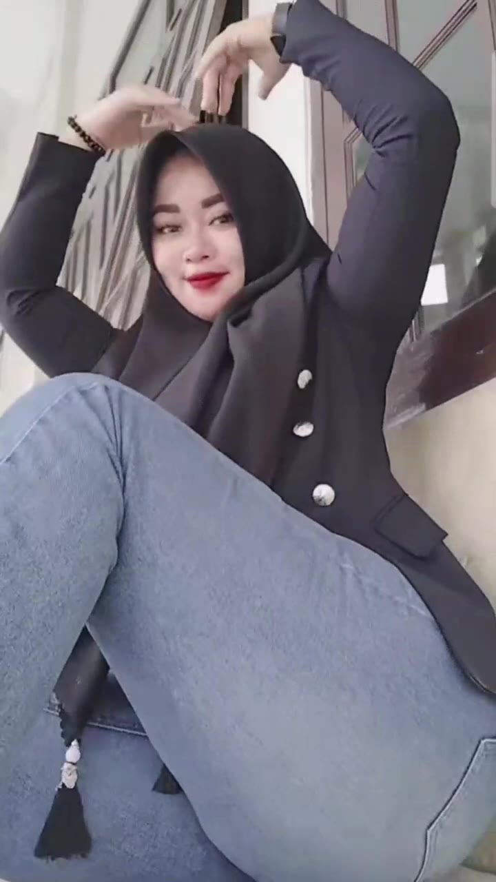Thumbnail untuk Jilbab Hot Pamer Apam Ngangkang Live Jilbob Tudung