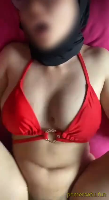 P1 Hijab Kacamata Bikini Merah