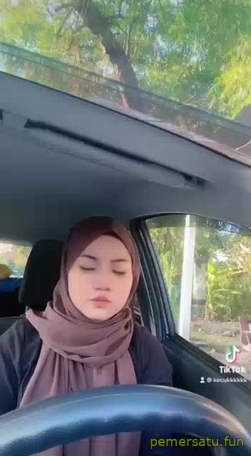P31 Arinah Jilbab Binal Suka Bikin Status IG