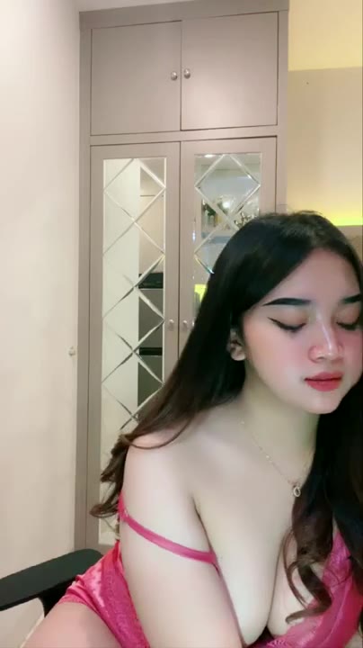 Gede Gaun Pink Si Cantik Toket
