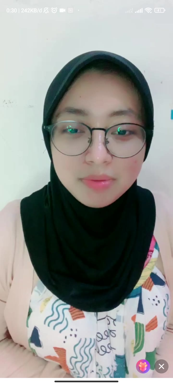 Bunga Jilbab Kacamata