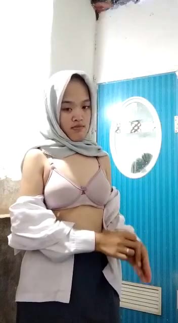 (new) Hijab Masih Pakai Seragam Buka Baju Di Kamar Mandi