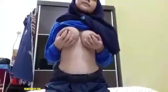 Berjilbab Hijab Abg 18yo Remas Payudara Masih