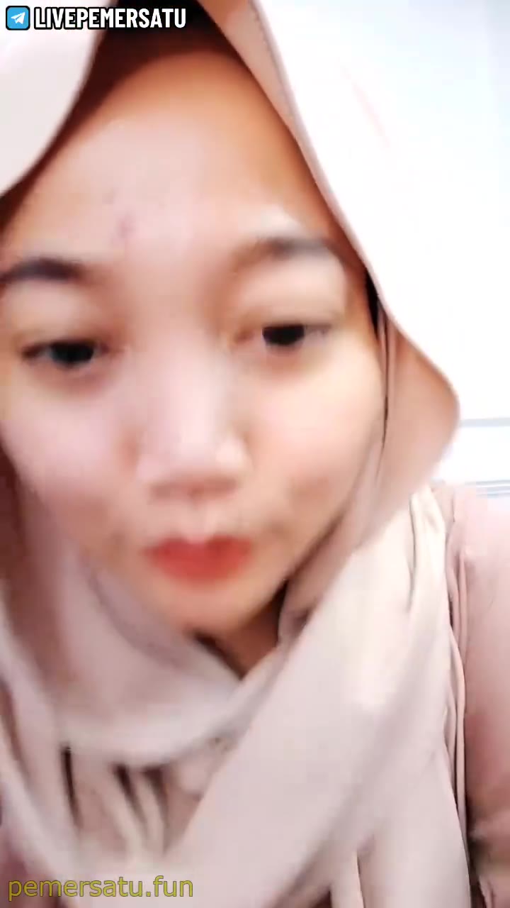 P1 Jilbab Kacamaata Montok Birahi