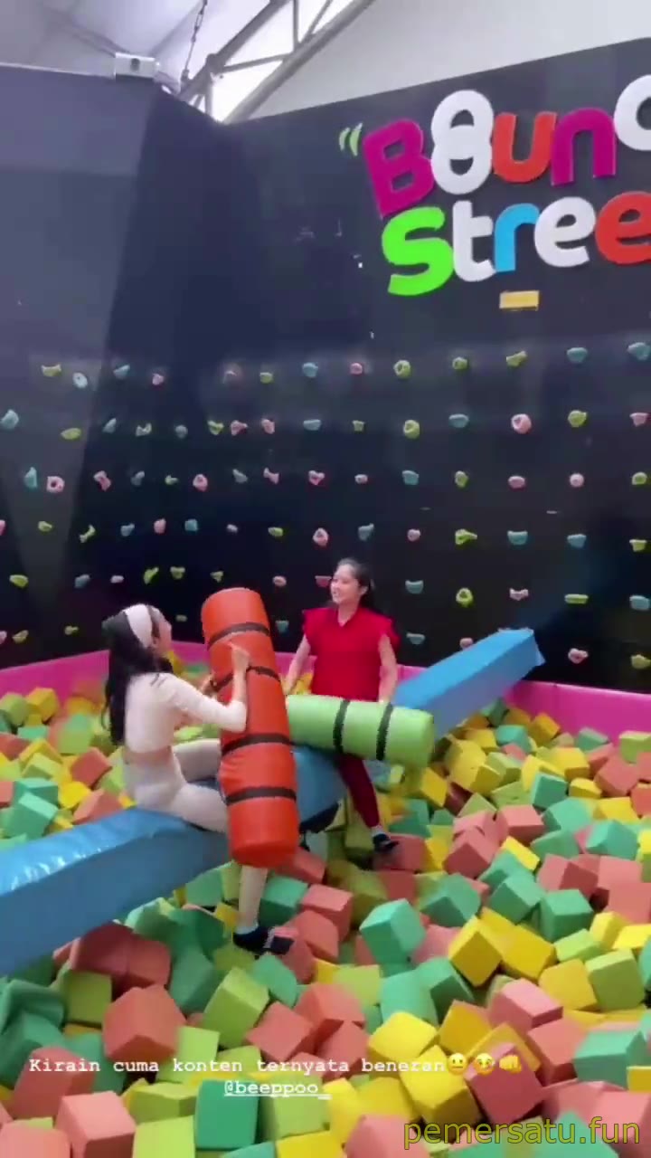 Seksi Mandi Bola