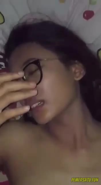 Merintih Kacamata Kurus Dientot