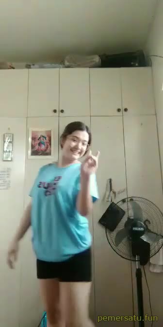 P26 Anna Kristina Ylaya Tobrut Kacamata Mov