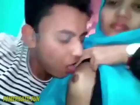 Menggeliat Hijab Dikenyot Susu
