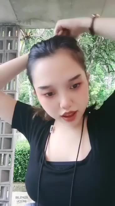 DoodStream 62/SIKAKA CANTIK LIVESHOW BARBAR DI TOILET TAMAN -