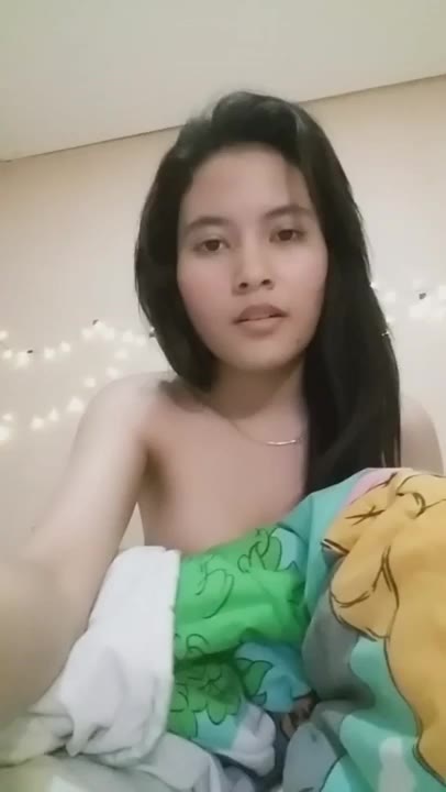 Kecil Miss Kay Belakang Tembok Ada Lampu