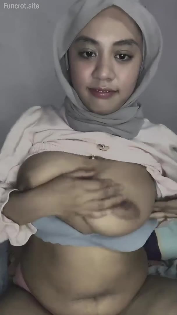 Thumbnail untuk Hijab Sange Abu Pamer Toket Gede Bokep Indo