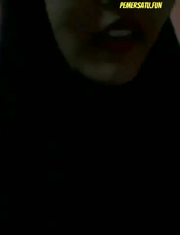Toge Jilbab Hitam Pamer Susu Mulus Padu