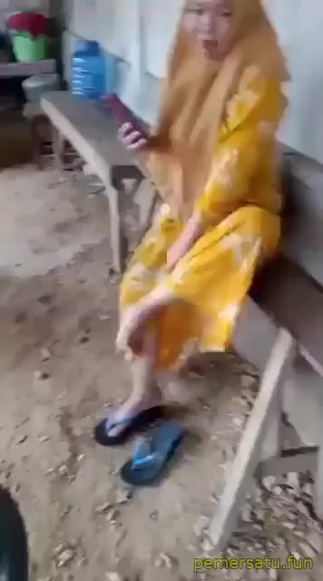 Outdoor Mamah Jilbab Pamer Memek Ga Pake Cd